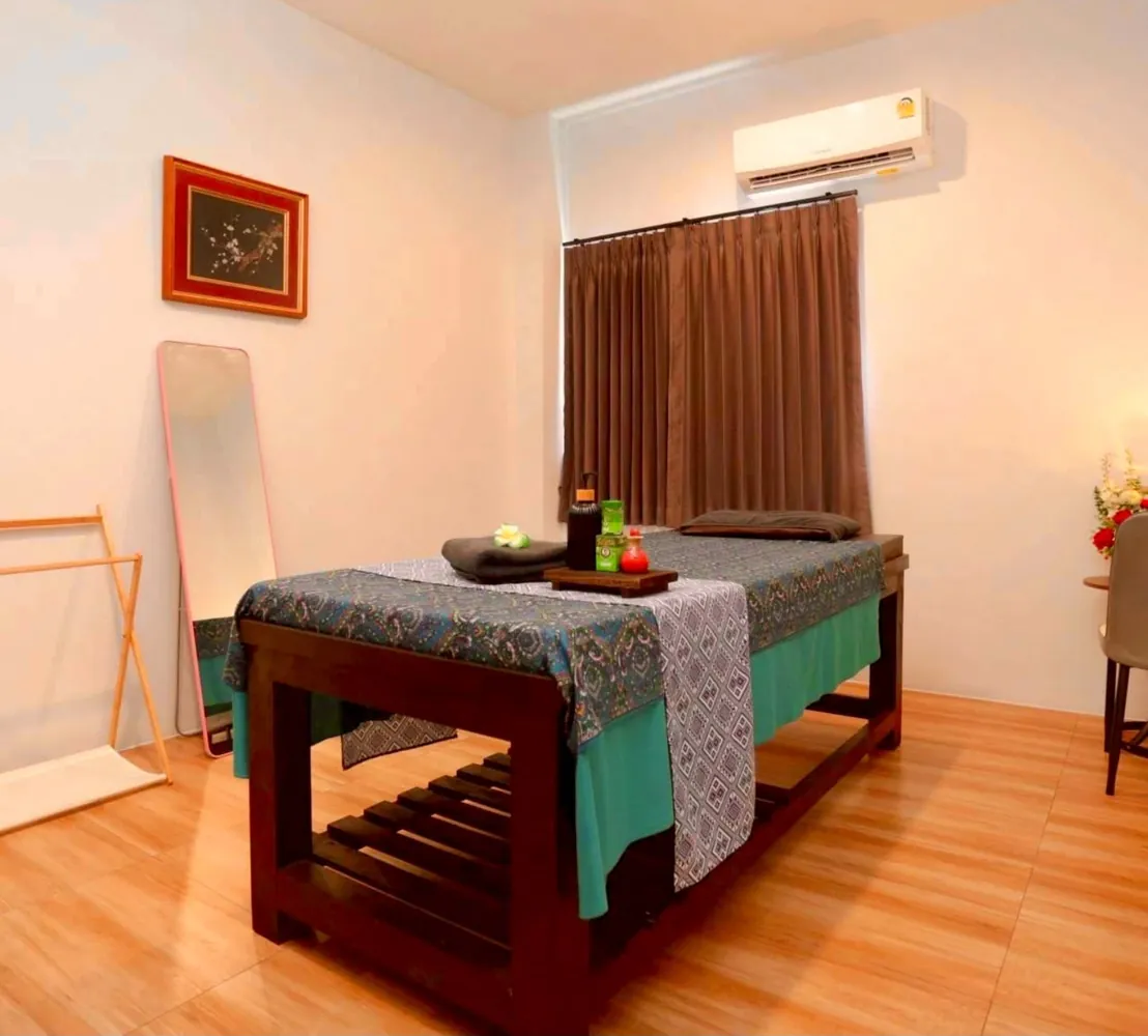 Calm private treatment room at Ingsuk